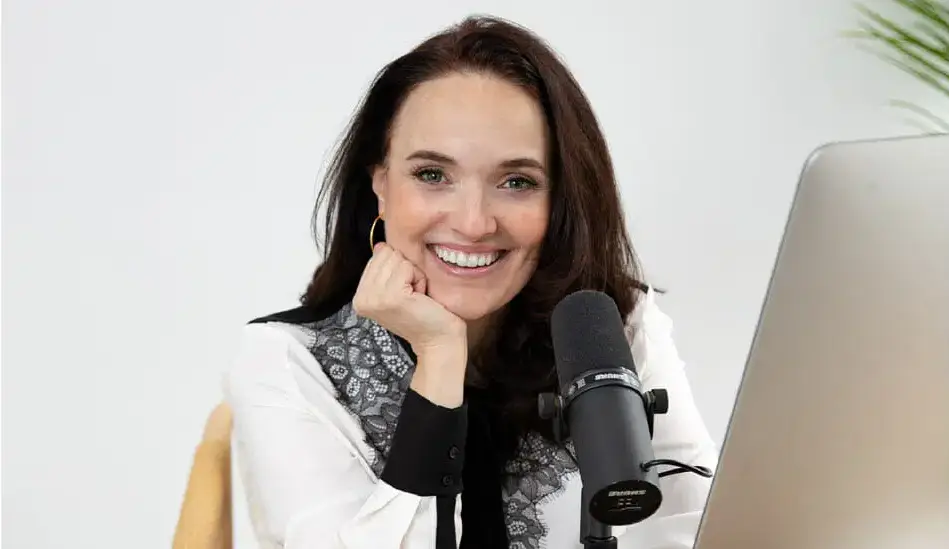 business-coach-for-women-sarah-walton-about-page-bio-background@2x-RFS